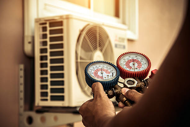 Professional Hvac technician working in Midlothian, IL